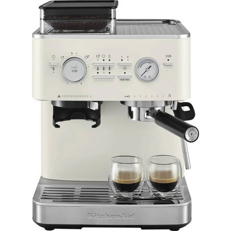 Die Kitchenaid Espresso-Maschine 5KES6551EPL in Porzellanweiß mit integrierter Mühle bereitet gleichzeitig zwei Barista-Espressi zu. Zwei Glastassen stehen bereit - perfekter Kaffeegenuss zuhause.