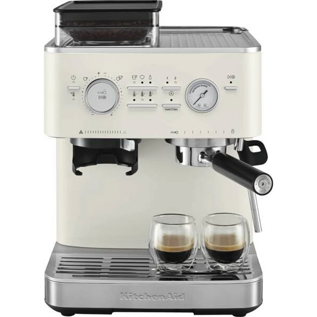 Die Kitchenaid Espresso-Maschine 5KES6551EPL in Porzellanweiß mit integrierter Mühle bereitet gleichzeitig zwei Barista-Espressi zu. Zwei Glastassen stehen bereit - perfekter Kaffeegenuss zuhause.