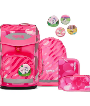 Das ergobag Cubo Schulranzen-Set "KuntBärbuntes" besteht aus einem rosafarbenen Schulrucksack und Taschen mit Tiermotiven, die aus nachhaltigen Materialien gefertigt sind und mit einem ergonomischen Tragesystem für Komfort sorgen.