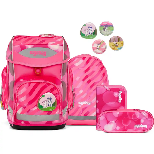 Das ergobag Cubo Schulranzen-Set "KuntBärbuntes" besteht aus einem rosafarbenen Schulrucksack und Taschen mit Tiermotiven, die aus nachhaltigen Materialien gefertigt sind und mit einem ergonomischen Tragesystem für Komfort sorgen.