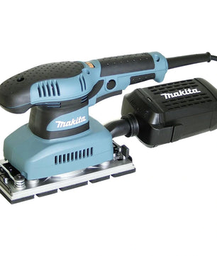 Der Makita BO3711J Schwingschleifer in Blau und Schwarz verfügt über eine rechteckige Schleifbasis, eine Staubauffangbox und wird mit dem MAKPAC Systemkoffer für bequemen Transport und Lagerung geliefert.