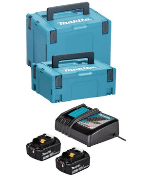 Zwei gestapelte blaue Makita MAKPAC-Koffer mit Griffen sind über einem Makita-Ladegerät und zwei 18V 5,0Ah-Akkus abgebildet - alles enthalten im Makita DLX3195JX1 Akku-Spezialset 18V LXT Kombo-Kit (DDF484, DGA504, DHR243) für Ihren Bedarf.