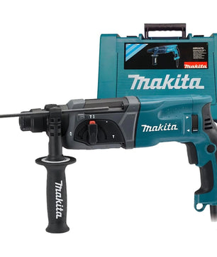 Ein Makita HR2470 Bohr- und Meißelhammer (SDS-plus, 780 W, 2,4 J) mit Seitengriff wird vor einem blauen Makita-Koffer gezeigt, der das Markenlogo und eine Abbildung des Werkzeugs zeigt.