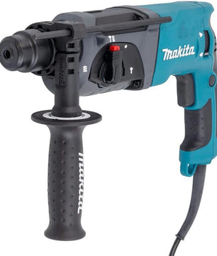 Der Makita HR2470 Bohr- und Meißelhammer (SDS-plus, 780 W, 2,4 J) hat ein blau-schwarzes Gehäuse mit schwarzem Zusatzhandgriff, sichtbaren Bedienelementen und einem auffälligen Makita-Branding sowohl auf dem Griff als auch auf dem Gehäuse.