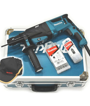 Der Makita HR2631FT13 Kombihammer mit SDS-PLUS-Schnellwechselfutter, Seitengriff, Werkzeugkoffer, schwarzer Makita-Kappe, Bohrerset und Schmiermitteltube ist auf weißem Hintergrund abgebildet.