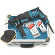 Der Makita HR2631FT13 Kombihammer mit SDS-PLUS-Schnellwechselfutter, Seitengriff, Werkzeugkoffer, schwarzer Makita-Kappe, Bohrerset und Schmiermitteltube ist auf weißem Hintergrund abgebildet.