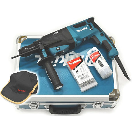 Der Makita HR2631FT13 Kombihammer mit SDS-PLUS-Schnellwechselfutter, Seitengriff, Werkzeugkoffer, schwarzer Makita-Kappe, Bohrerset und Schmiermitteltube ist auf weißem Hintergrund abgebildet.