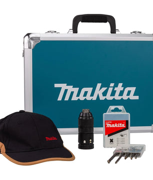 Ein blauer Makita-Tragekoffer mit Griff, eine schwarze Makita-Kappe, ein SDS-PLUS-Schnellwechselfutterteil, ein Bohrerpaket und das Makita HR2631FT13 Kombihammer-Set sind übersichtlich davor angeordnet.