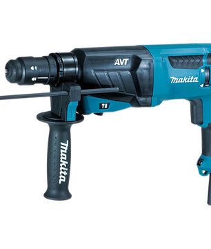 Der Makita HR2631FT13 Kombihammer in Petrol und Schwarz verfügt über eine SDS-PLUS-Schnellwechselfutter, einen seitlichen Griff, einen Tiefenmesser, das AVT Anti-Vibrations-Technologie-Label und trägt den Makita-Markennamen auf dem Gehäuse.
