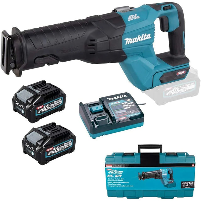 Die Makita JR001GM201 Akku-Reciprosäge 40V max. XGT wird mit zwei 4,0-Ah-Akkus, Ladegerät und einer blauen Makita-Transporttasche mit Produktabbildungen geliefert.