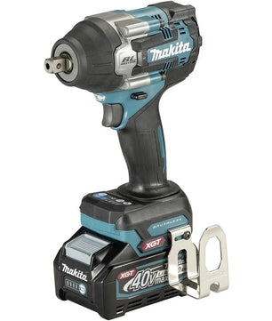 Der Makita TW008GM201 Akku-Schlagschrauber 40V max. XGT wird in den Farben Teal, Schwarz und Silber mit einem Befestigungshaken und einem an der Basis befestigten Akkupack angeboten.