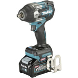 Der Makita TW008GM201 Akku-Schlagschrauber 40V max. XGT wird in den Farben Teal, Schwarz und Silber mit einem Befestigungshaken und einem an der Basis befestigten Akkupack angeboten.