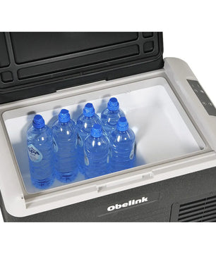 Eine geöffnete Obelink Coolmove 30 Kompressor Kühlbox von Obelink mit einem Fassungsvermögen von 30 Litern fasst sechs Wasserflaschen mit blauem Deckel.