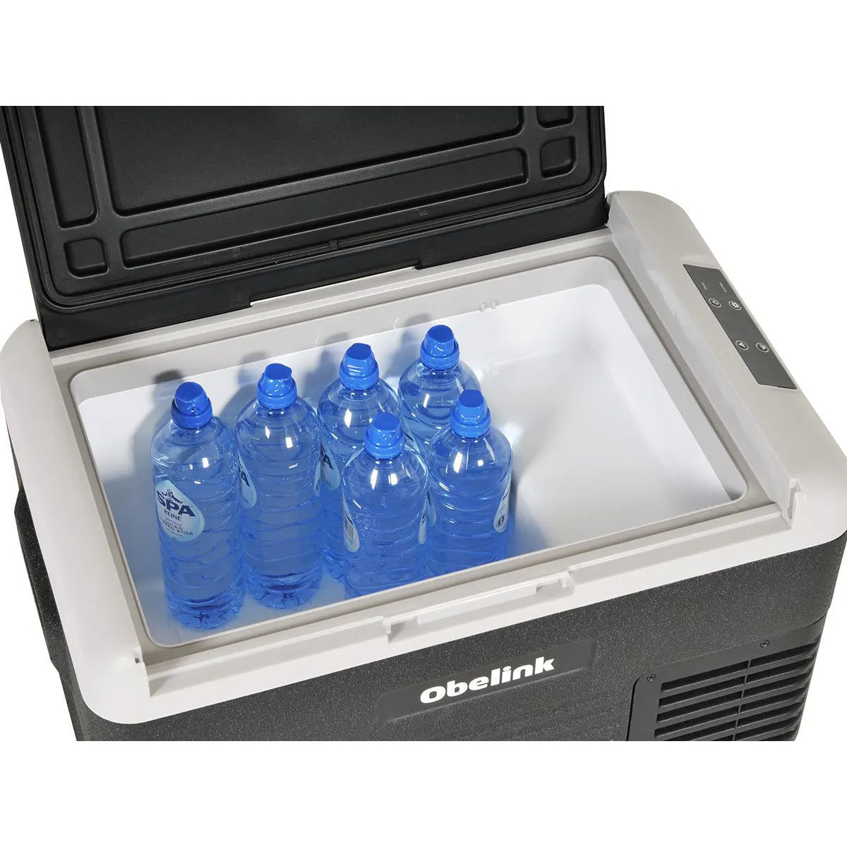 Eine geöffnete Obelink Coolmove 30 Kompressor Kühlbox von Obelink mit einem Fassungsvermögen von 30 Litern fasst sechs Wasserflaschen mit blauem Deckel.
