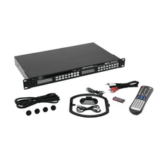 Der Omnitronic DMP-103RDS ist ein schwarzer Rackmount-CD/MP3-Player mit RDS-Tuner und USB-Schnittstelle, abgebildet mit Fernbedienung, zwei Kabeln, vier Gummifüßen, einem Audiokabel, Netzadapter und zwei AAA-Batterien.