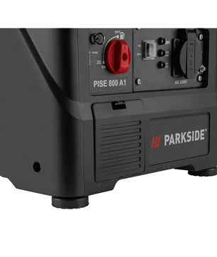 Nahaufnahme des PARKSIDE Inverter Stromerzeugers "PISE 800 A1" (800 W, 4-Takt-Benzinmotor), Hervorhebung des Bedienfeldes mit rotem Netzschalter, Steckdose und Branding - ideal als kompakte Notstromquelle.