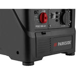 Nahaufnahme des PARKSIDE Inverter Stromerzeugers "PISE 800 A1" (800 W, 4-Takt-Benzinmotor), Hervorhebung des Bedienfeldes mit rotem Netzschalter, Steckdose und Branding - ideal als kompakte Notstromquelle.