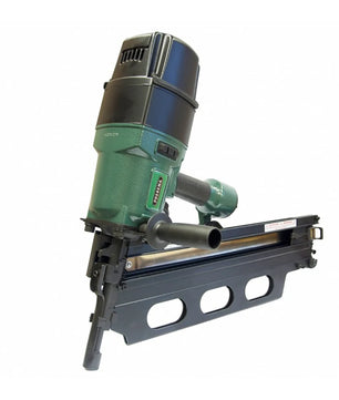 Der PREBENA 10X-RK160 Druckluft-Streifennagler von PREBENA, in grün und schwarz mit seitlichem Griff, ist ideal für Holzbau-Projekte und passt für Streifennägel von 100 bis 160 mm. Abgebildet auf weißem Hintergrund.