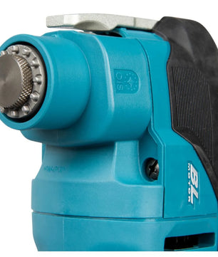 Nahaufnahme des blauen Akku-Multifunktionswerkzeugs Makita DTM53 mit drehbarem Aufsatz, BL-Motoraufkleber und 18-V-Kennzeichnung – ideal für den Einsatz im Innenbereich.