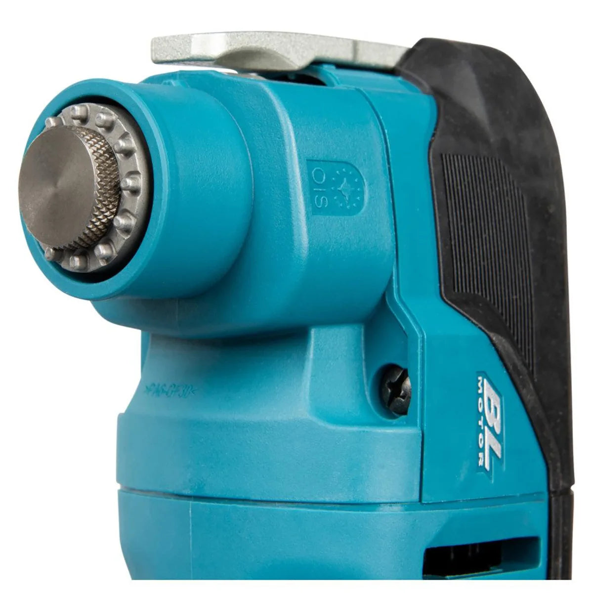 Nahaufnahme des blauen Akku-Multifunktionswerkzeugs Makita DTM53 mit drehbarem Aufsatz, BL-Motoraufkleber und 18-V-Kennzeichnung – ideal für den Einsatz im Innenbereich.