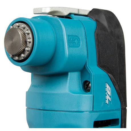 Nahaufnahme des blauen Akku-Multifunktionswerkzeugs Makita DTM53 mit drehbarem Aufsatz, BL-Motoraufkleber und 18-V-Kennzeichnung – ideal für den Einsatz im Innenbereich.