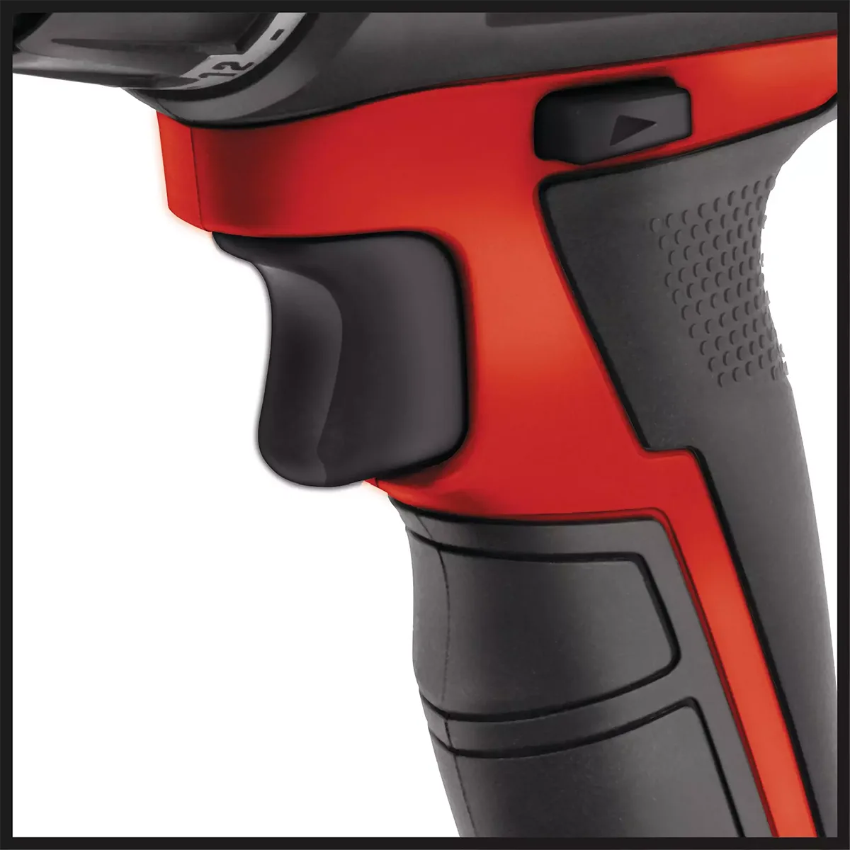 Nahaufnahme von Griff und Abzug des roten Einhell TC-AS 18 Li-Solo Akku-Bohrschraubers.