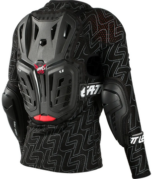 Eine Person trägt eine Leatt Body Protector 4.5 Protektorenjacke Junior (Größe: S/M, schwarz) von Leatt mit schwarzem Brust-, Rücken- und Schulterpanzer über einem gemusterten schwarzen Langarmhemd.