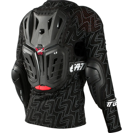 Eine Person trägt eine Leatt Body Protector 4.5 Protektorenjacke Junior (Größe: S/M, schwarz) von Leatt mit schwarzem Brust-, Rücken- und Schulterpanzer über einem gemusterten schwarzen Langarmhemd.