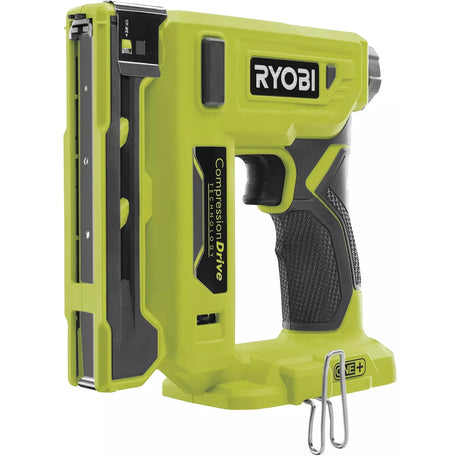 Der Ryobi 18 V ONE+ Akku-Tacker R18ST50-0, in grün mit schwarzen Akzenten und sichtbarem Bodenclip, ist ideal für Polsterarbeiten und kompatibel mit allen Ryobi 18V ONE+ Akkus.