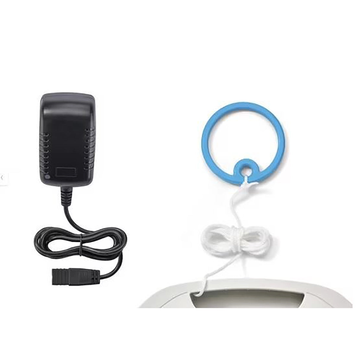 Ein schwarzes Netzteil mit aufgewickeltem Kabel sitzt neben einem blauen Ring an einer weißen Schnur, die in einer Schleife am SILVERCREST Pool-Reinigungsroboter "SCPR 50 A1" am unteren Bildrand befestigt ist.