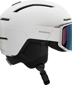 Der Salomon Driver Pro Sigma Helm in weiß von Salomon zeigt sich im Seitenprofil, mit schwarzem Riemen und integrierter Brille mit SIGMA Photochrom-Visier für optimale Sicht auf der Piste.