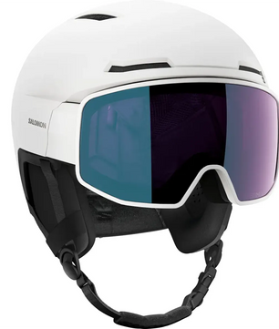 Der Salomon Driver Pro Sigma Helm - weiß von Salomon verfügt über ein aufgesetztes SIGMA Photochrom Visier, eine schwarz und blau getönte Skibrille und einen verstellbaren Kinnriemen.