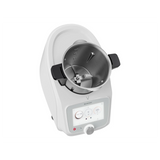 Die SILVERCREST Monsieur Cuisine Connect SKMC 1100 A1 ist eine moderne weiß-graue Küchenmaschine mit einer Rührschüssel aus Metall, schwarzen Griffen und einem digitalen Touchscreen-Display auf der Vorderseite.