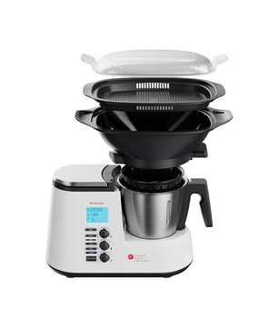 Die SILVERCREST Monsieur Cuisine edition plus SKMK 1100 A1 ist eine weiß-schwarze Küchenmaschine mit Digitaldisplay, Bedientasten, einer großen Edelstahlschüssel und mehreren abnehmbaren Zubehörteilen - ideal für jede moderne Küche.