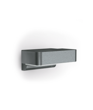 Die Steinel Sensor-LED-Außenleuchte "L 800 SC ANT Connect" ist eine moderne, matt dunkelgraue, rechteckige Wandleuchte mit schlanker horizontaler Öffnung und Bluetooth-Konnektivität, die an einer weißen Wand montiert wird.