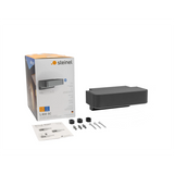 Abgebildet ist eine Steinel Sensor-LED-Außenleuchte "L 800 SC ANT Connect" von Steinel auf weißem Hintergrund neben der Verpackung, Bedienungsanleitung, Schrauben, Dübeln und Montagezubehör.