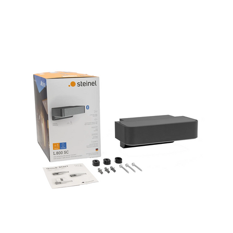 Abgebildet ist eine Steinel Sensor-LED-Außenleuchte "L 800 SC ANT Connect" von Steinel auf weißem Hintergrund neben der Verpackung, Bedienungsanleitung, Schrauben, Dübeln und Montagezubehör.