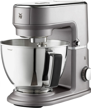 Die WMF KÜCHENminis Küchenmaschine One for All in Grau verfügt über eine Rührschüssel aus Edelstahl mit schwarzem Griff, Bedienknöpfen und Zifferblatt. Auf der Vorderseite befindet sich das WMF Logo, das das stilvolle Design der Marke WMF widerspiegelt.