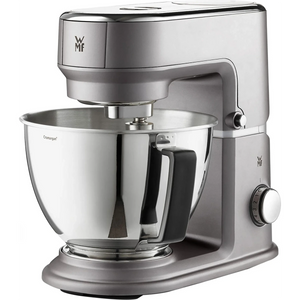 Die WMF KÜCHENminis Küchenmaschine One for All in Grau verfügt über eine Rührschüssel aus Edelstahl mit schwarzem Griff, Bedienknöpfen und Zifferblatt. Auf der Vorderseite befindet sich das WMF Logo, das das stilvolle Design der Marke WMF widerspiegelt.