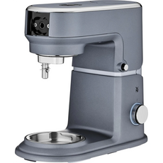 Die WMF KÜCHENminis Küchenmaschine One for All - Grau besticht durch ihr modernes, graumetallicfarbenes Finish mit glänzender Rührschüssel und Bedienknopf sowie durch ihr schlichtes und kompaktes Design, das perfekt in jede Küche passt.