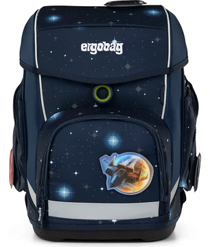 Das ergobag Cubo Set (2025) KoBärnikus von ergobag besticht durch sein dunkelblaues, weltraumtaugliches Design mit Raumschiff-Aufnäher, ergonomischer Form und dem ergobag-Logo auf der oberen Klappe.