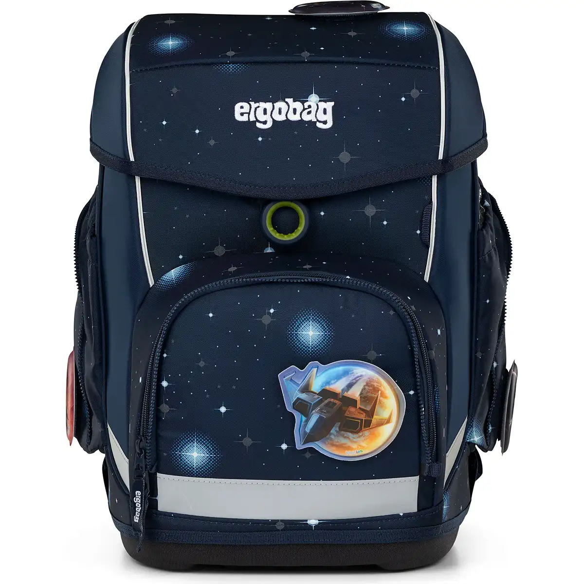 Das ergobag Cubo Set (2025) KoBärnikus von ergobag besticht durch sein dunkelblaues, weltraumtaugliches Design mit Raumschiff-Aufnäher, ergonomischer Form und dem ergobag-Logo auf der oberen Klappe.