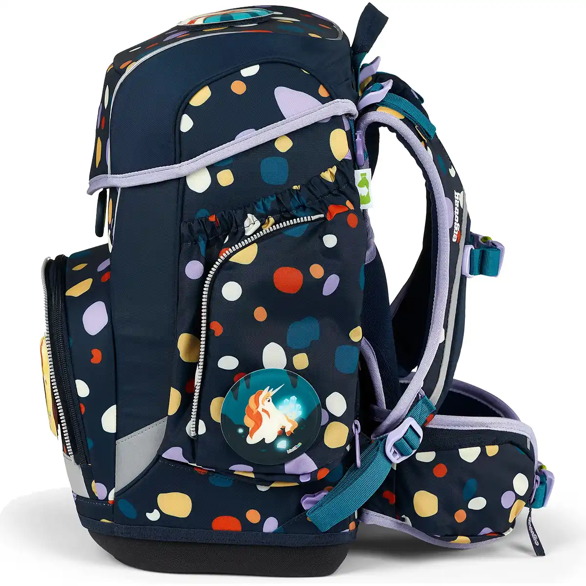 Das ergobag Cubo "Bärnsteinhöhle" Schulranzen-Set 5-teilig bietet ergonomischen Komfort und einen witzigen Schul-Look: marineblau mit bunten Tupfen und einem Einhorn-Abzeichen auf der Seitentasche.