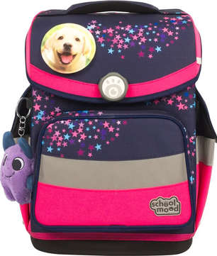 Das School-Mood Timeless Pro Schulranzen-Set 7-teilig "Leni" von School-Mood hat ein marineblaues und rosafarbenes Design mit Sternenmustern, einem Hundebild und wird mit einem lila Plüsch-Schlüsselanhänger geliefert.