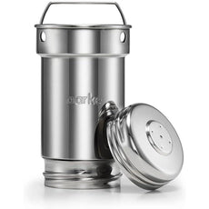 Der Aarke Wasserfilter Purifier aus Glas und Edelstahl von Aarke verfügt über einen eleganten Edelstahlbehälter mit einem Griff an der Oberseite und einem Deckel an der Seite, der sein glänzendes, modernes Design für jede Glas & Edelstahl Wasserfilterkanne unterstreicht.