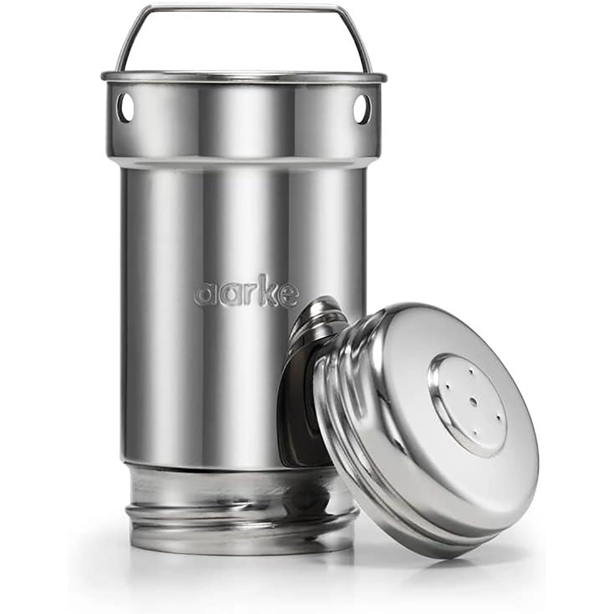 Der Aarke Wasserfilter Purifier aus Glas und Edelstahl von Aarke verfügt über einen eleganten Edelstahlbehälter mit einem Griff an der Oberseite und einem Deckel an der Seite, der sein glänzendes, modernes Design für jede Glas & Edelstahl Wasserfilterkanne unterstreicht.