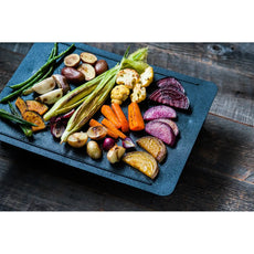 Gebratenes Gemüse wie Karotten, Kartoffeln und grüne Bohnen auf einem schwarzen Tablett - ideal zum Genießen der japanischen Esskultur oder zum Grillen mit dem abien MAGIC GRILL Elektrogrill - Schwarz von abien.