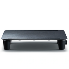 Der abien MAGIC GRILL Elektrogrill in Schwarz von abien zeichnet sich durch eine flache rechteckige Oberfläche und vier Beine aus. Das schlichte Design ist von der minimalistischen japanischen Teppanyaki-Kultur inspiriert, wie man von vorne sieht.