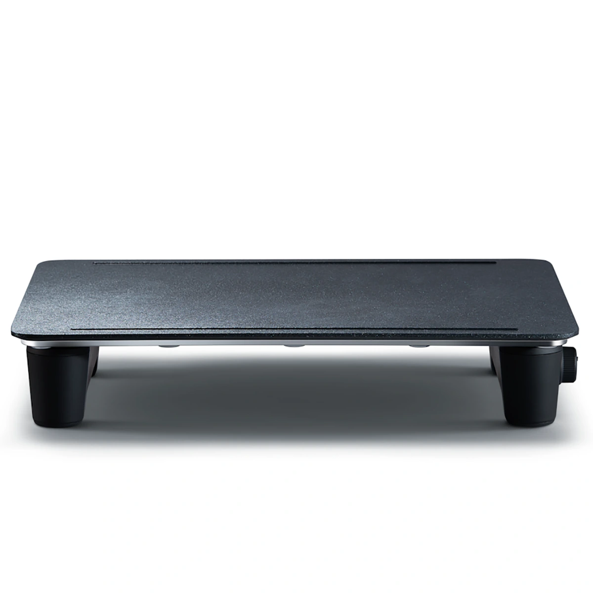 Der abien MAGIC GRILL Elektrogrill in Schwarz von abien zeichnet sich durch eine flache rechteckige Oberfläche und vier Beine aus. Das schlichte Design ist von der minimalistischen japanischen Teppanyaki-Kultur inspiriert, wie man von vorne sieht.