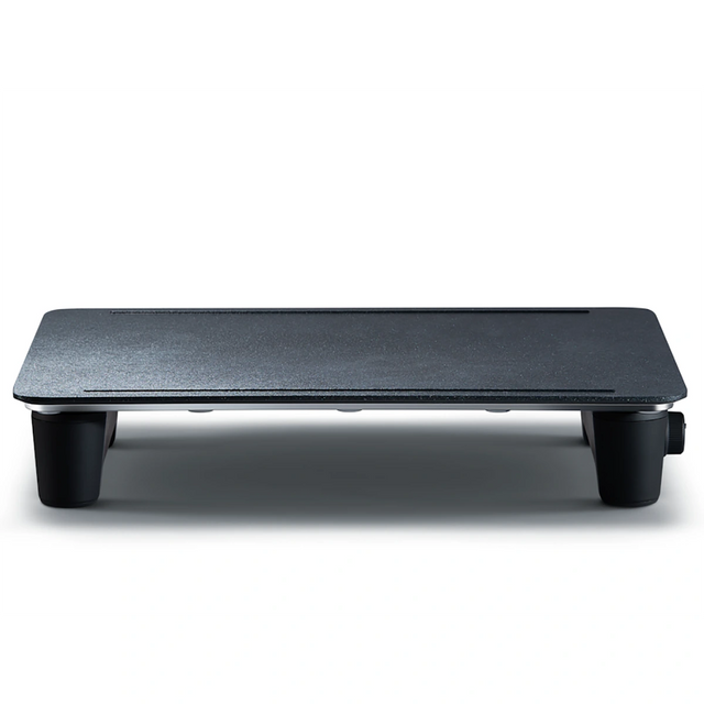 Der abien MAGIC GRILL Elektrogrill in Schwarz von abien zeichnet sich durch eine flache rechteckige Oberfläche und vier Beine aus. Das schlichte Design ist von der minimalistischen japanischen Teppanyaki-Kultur inspiriert, wie man von vorne sieht.